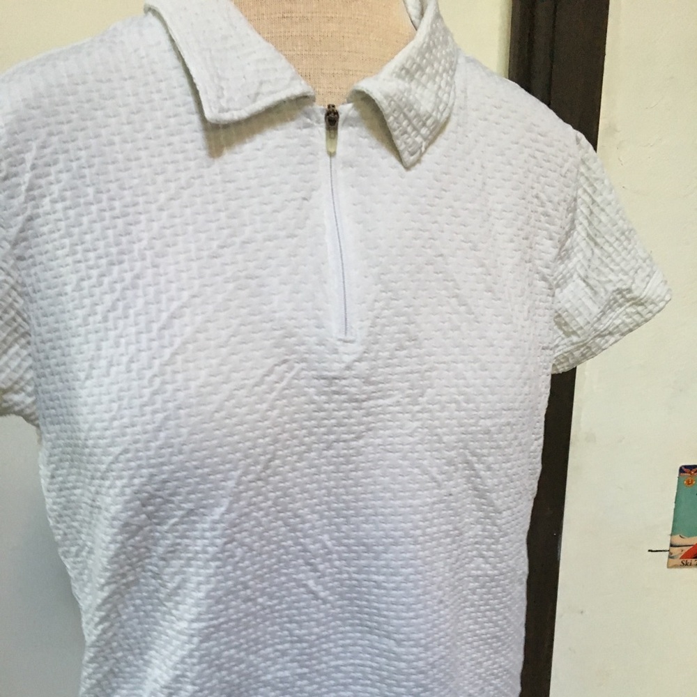 Cute zip neck textured top!